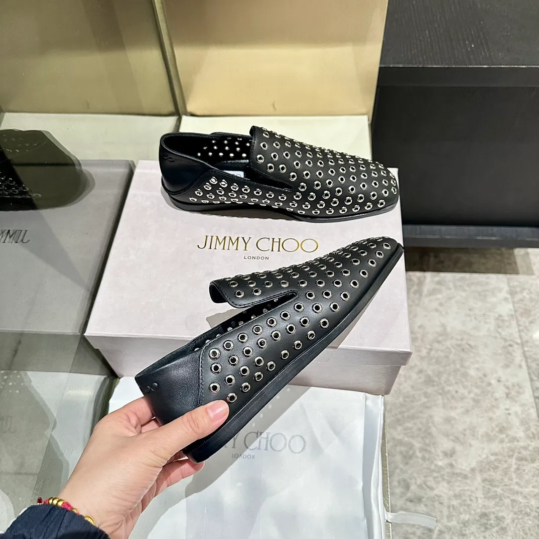👟👟Ex-factory price 660👟👟 The new JIMMY CHOO, Loaf shoes, exclusive sale, rivet decoration design style is very unique, designed with the latest technology, strong three-dimensional effect👍Multiple technologies are integrated together, subverting fashion, super stylish! The combination is super beautiful. The original version is 1:1, versatile and trendy, both salty and sweet! Size: 35-40 Outsole: Leather outsole